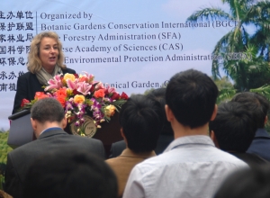 Sara Oldfield addresses the workshop on plant conservation 