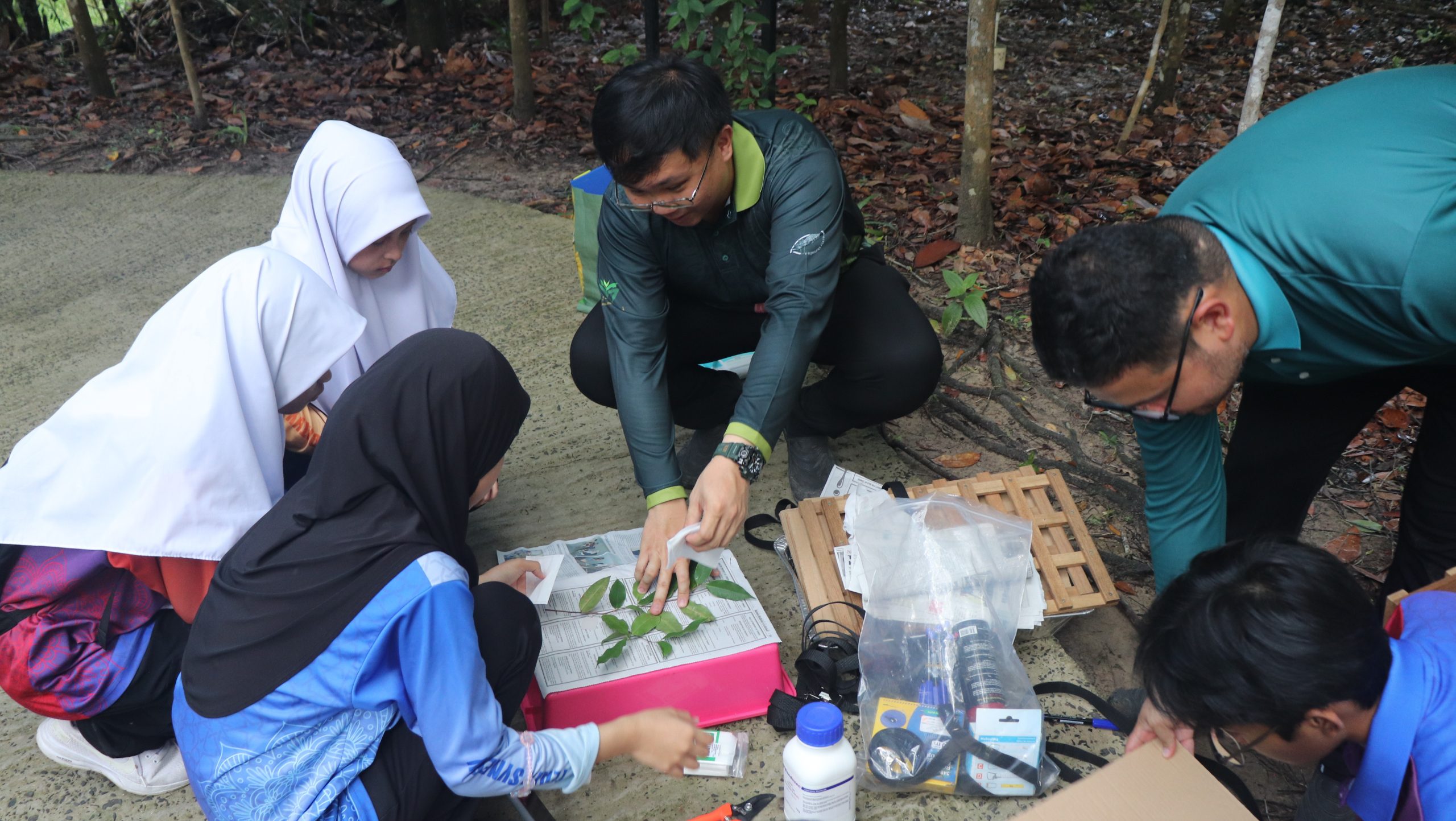 An educational activity focused on collecting plant specimens with students (UBD Botanical Research Centre)